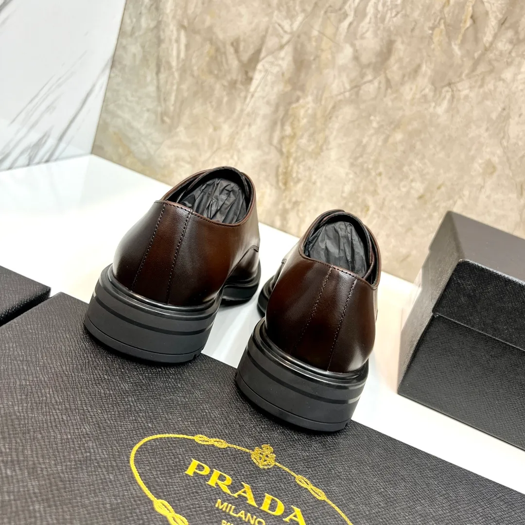Original order quality: P580 Brand: PRADA (Prada) Standard code: Men's size 38/44 (45 can be customized) Grade: Same style as the official website High-quality men's shoes Material: Original cowhide Water-dyed cowhide lining Rubber outsole Style categories: Men's fashionable formal leather shoes Slip-on men's shoes series Young fashion European and American trends British style Top luxury Color: Actual picture